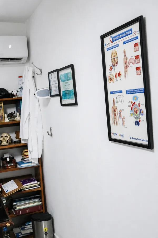 Dr. Francisco Sandoval en consulta — tratamiento conservador de columna en Reynosa